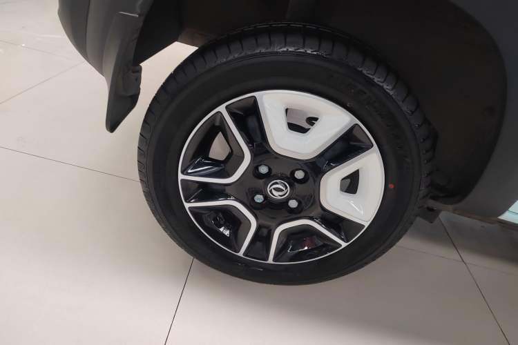 Used Dongfeng NAMMI BOX 2022 Revised Light Wind Edition 201 km Standard Version Right Rear Wheel Hub