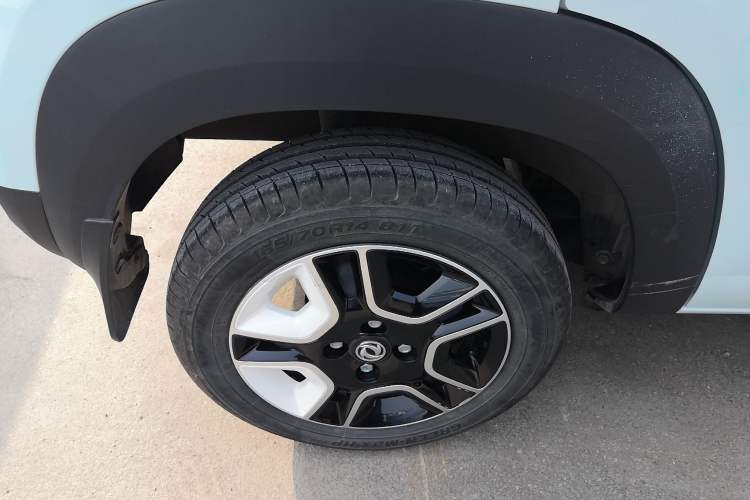 Used Dongfeng NAMMI BOX 2022 Revised Light Wind Edition 201 km Standard Version Right Rear Wheel Hub