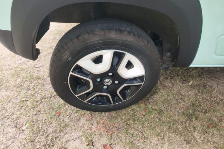 Used Dongfeng NAMMI BOX 2022 Revised Light Wind Edition 201 km Standard Version Right Rear Wheel Hub