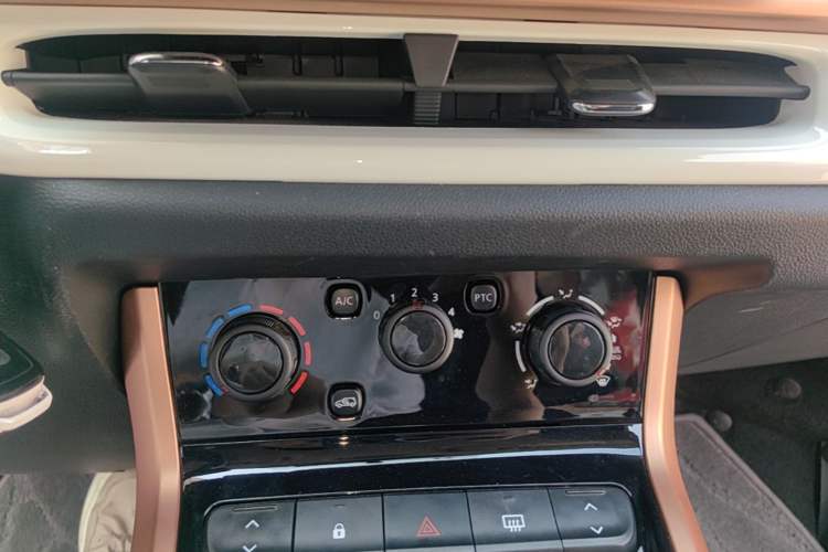 Used Dongfeng NAMMI BOX 2022 Champion Edition Light Wind Version 201KM Standard Model Audio And AC Panel