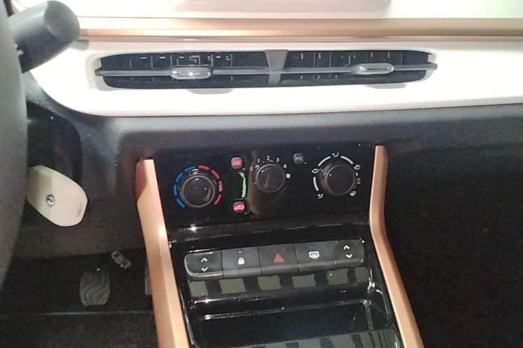 Used Dongfeng NAMMI BOX 2022 Champion Edition Light Wind Version 201KM Standard Model Audio And AC Panel