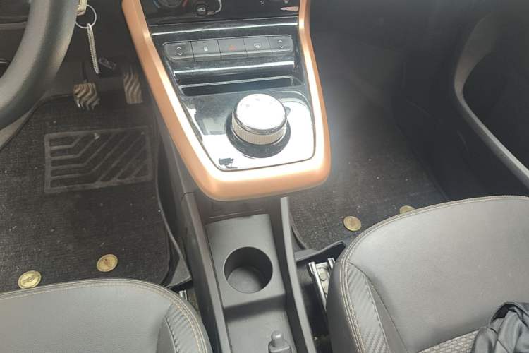 Used Dongfeng NAMMI BOX 2022 Revised Light Wind Edition 201 km Standard Version Gear Lever
