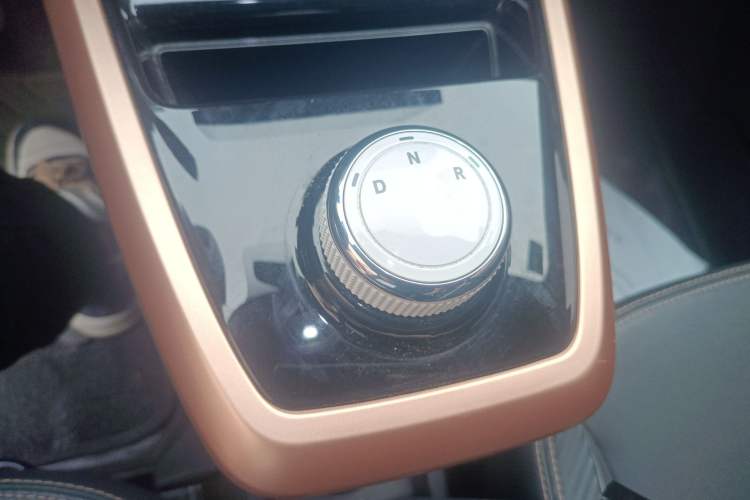 Used Dongfeng NAMMI BOX 2022 Revised Light Wind Edition 201 km Standard Version Gear Lever