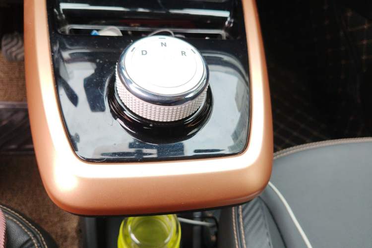 Used Dongfeng NAMMI BOX 2022 Revised Light Wind Edition 201 km Standard Version Gear Lever