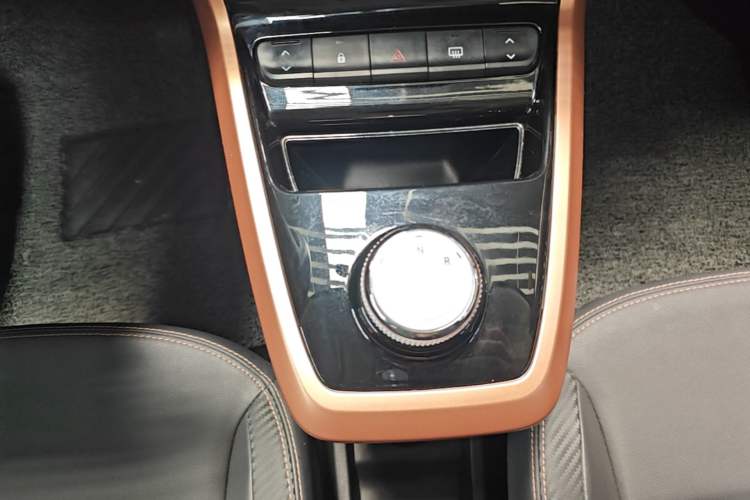 Used Dongfeng NAMMI BOX 2022 Revised Light Wind Edition 201 km Standard Version Gear Lever