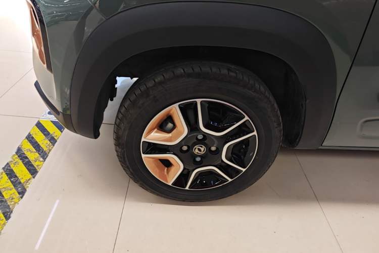 Used Dongfeng NAMMI BOX 2022 Revised Light Wind Edition 201 km Standard Version Left Front Wheel Hub