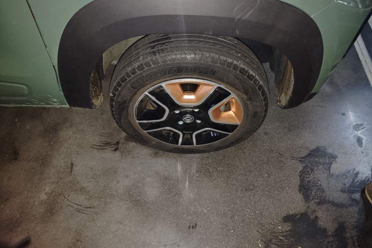 Used Dongfeng NAMMI BOX 2022 Revised Light Wind Edition 201 km Standard Version Right Front Wheel Hub
