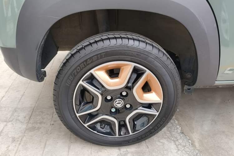 Used Dongfeng NAMMI BOX 2022 Champion Edition Light Wind Version 201KM Standard Model Right Rear Wheel Hub