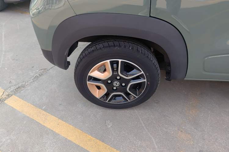 Used Dongfeng NAMMI BOX 2022 Champion Edition Light Wind Version 201KM Standard Model Right Rear Wheel Hub