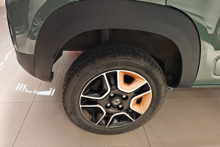 Used Dongfeng NAMMI BOX 2022 Revised Light Wind Edition 201 km Standard Version Right Rear Wheel Hub