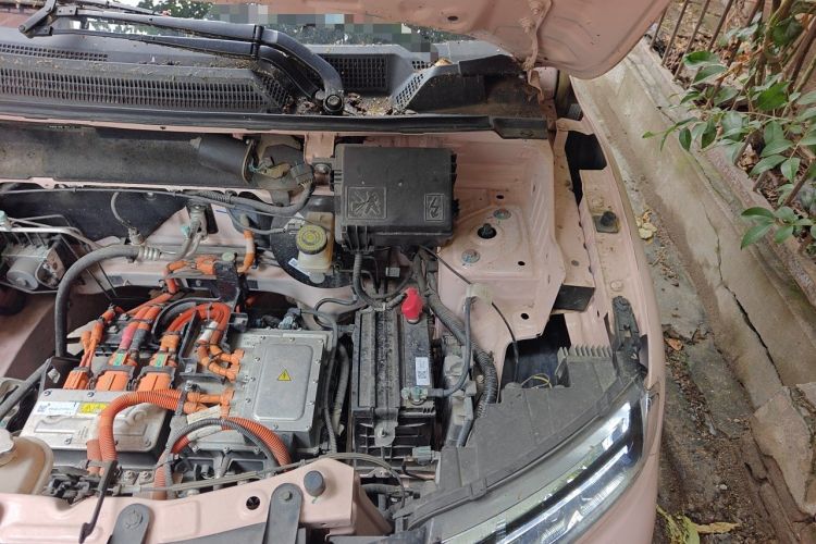 Used Dongfeng NAMMI BOX 2022 Revised Light Wind Edition 201 km Standard Version Engine Bay Left