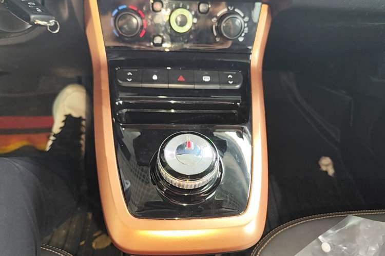 Used Dongfeng NAMMI BOX 2022 Revised Light Wind Edition 201 km Standard Version Gear Lever