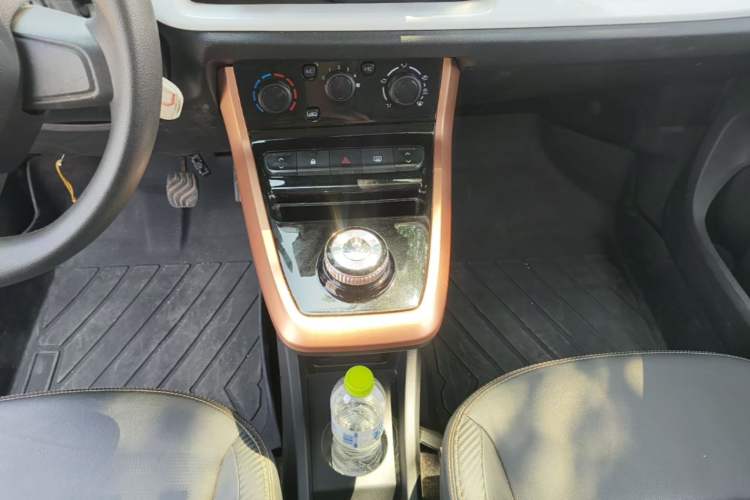 Used Dongfeng NAMMI BOX 2022 Revised Light Wind Edition 201 km Standard Version Gear Lever
