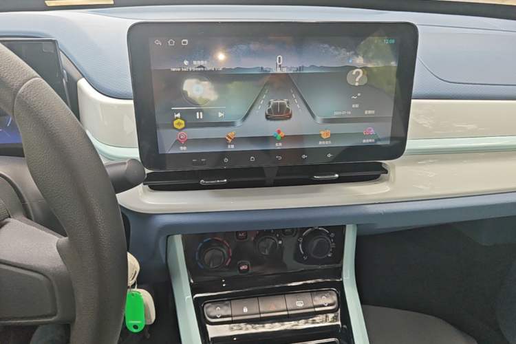 Used Dongfeng NAMMI BOX 2022 Chasing Wind Edition 331 km Standard Model Audio And AC Panel