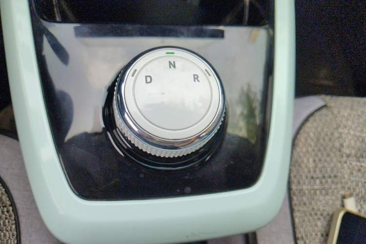 Used Dongfeng NAMMI BOX 2022 Revised Light Wind Edition 201 km Standard Version Gear Lever