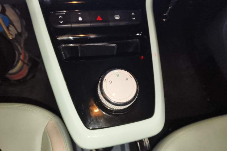Used Dongfeng NAMMI BOX 2022 Revised Light Wind Edition 201 km Standard Version Gear Lever