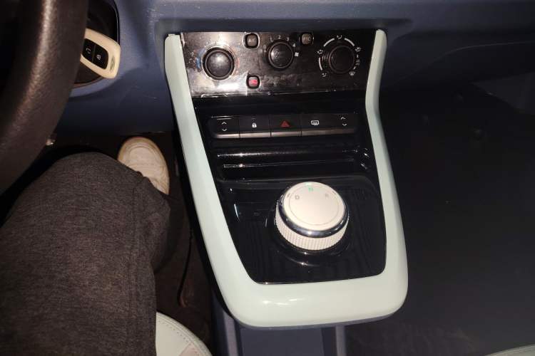 Used Dongfeng NAMMI BOX 2022 Revised Light Wind Edition 201 km Standard Version Gear Lever