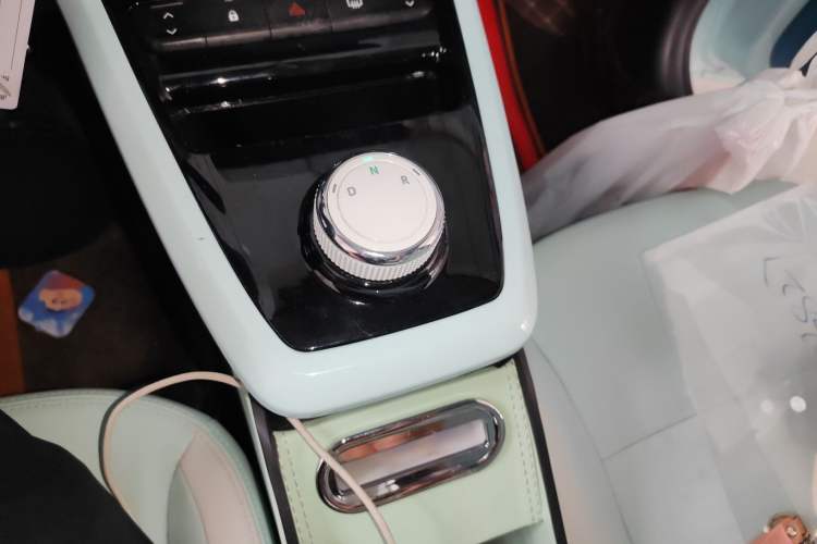 Used Dongfeng NAMMI BOX 2022 Revised Light Wind Edition 201 km Standard Version Gear Lever