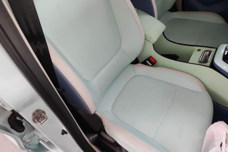 Used Dongfeng NAMMI BOX 2022 Revised Light Wind Edition 201 km Standard Version Right Front Seat