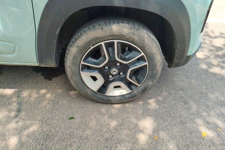 Used Dongfeng NAMMI BOX 2022 Revised Light Wind Edition 201 km Standard Version Right Front Wheel Hub