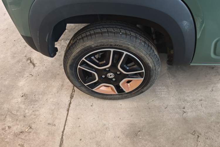 Used Dongfeng NAMMI BOX 2022 Champion Edition Light Wind Version 201KM Standard Model Right Rear Wheel Hub