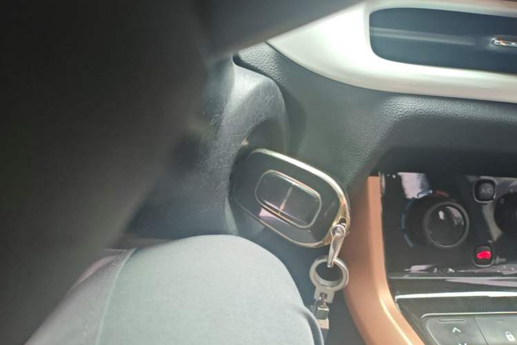 Used Dongfeng NAMMI BOX 2022 Light Wind Edition 201KM Lightning Model Interior 1
