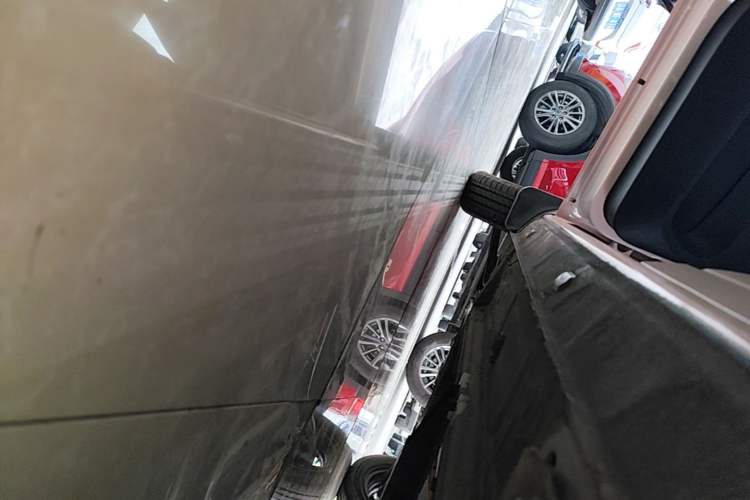Used Dongfeng NAMMI BOX 2022 Revised Light Wind Edition 201 km Standard Version Left Side Sill