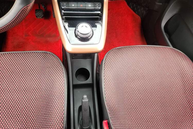 Used Dongfeng NAMMI BOX 2022 Revised Light Wind Edition 201 km Standard Version Gear Lever