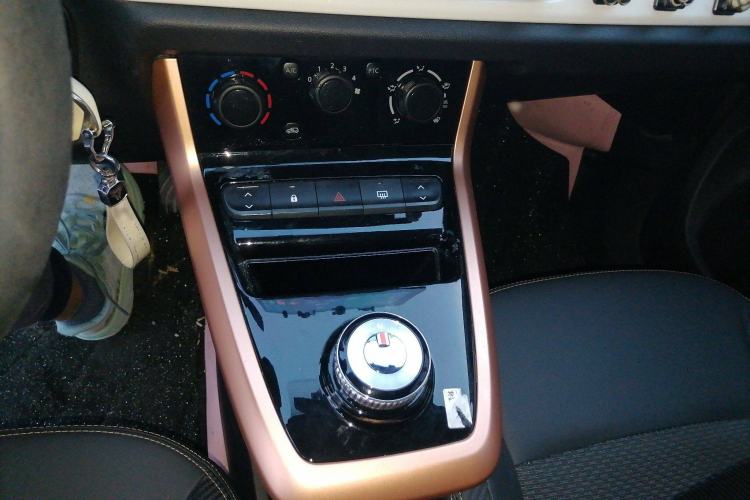 Used Dongfeng NAMMI BOX 2022 Revised Light Wind Edition 201 km Standard Version Gear Lever