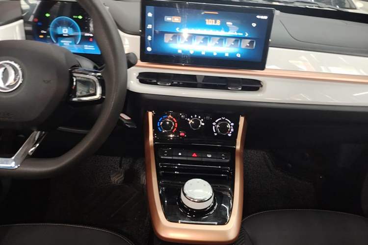 Used Dongfeng NAMMI BOX 2022 Chasing Wind Edition 351KM Standard Model Audio And AC Panel
