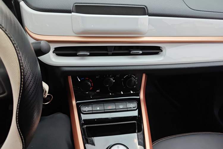 Used Dongfeng NAMMI BOX 2022 Revised Light Wind Edition 201 km Standard Version Audio And AC Panel