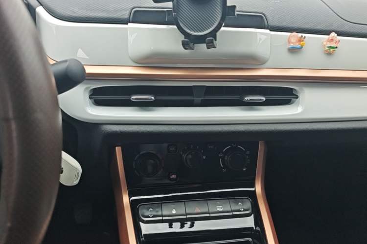 Used Dongfeng NAMMI BOX 2022 Revised Light Wind Edition 201 km Standard Version Audio And AC Panel