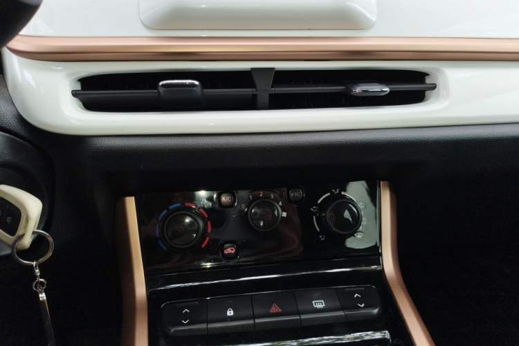 Used Dongfeng NAMMI BOX 2022 Revised Light Wind Edition 201 km Standard Version Audio And AC Panel