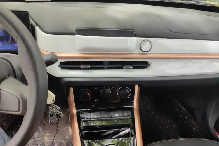 Used Dongfeng NAMMI BOX 2022 Revised Light Wind Edition 201 km Standard Version Audio And AC Panel