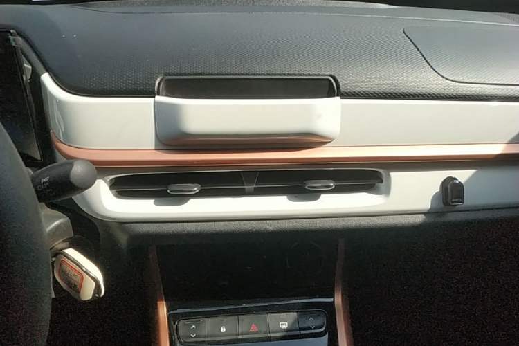 Used Dongfeng NAMMI BOX 2022 Revised Light Wind Edition 201 km Standard Version Audio And AC Panel