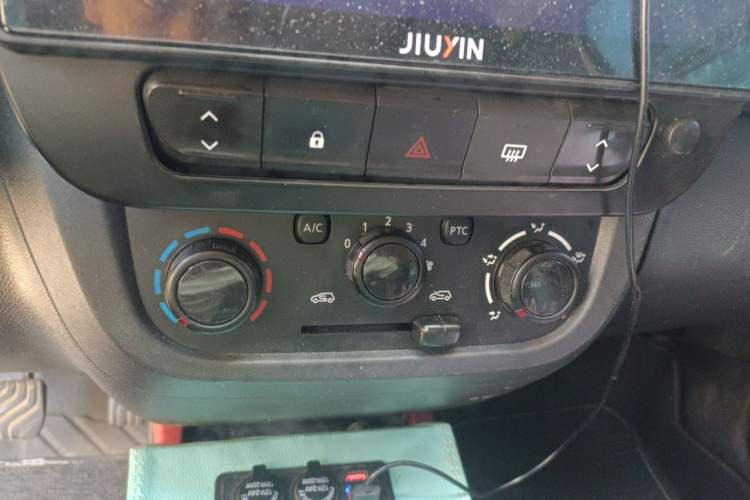 Used Dongfeng NAMMI BOX 2022 Chasing Wind Edition 331 km Standard Model Audio And AC Panel