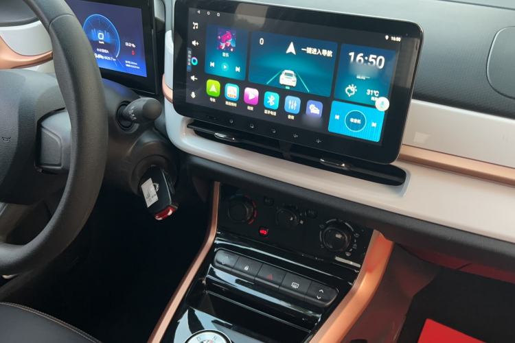 Used Dongfeng NAMMI BOX 2022 Chasing Wind Edition 331 km Standard Model Audio And AC Panel