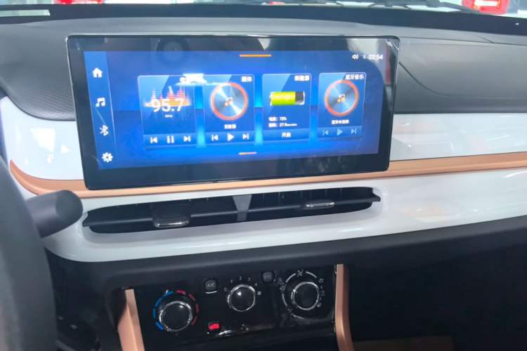 Used Dongfeng NAMMI BOX 2022 Chasing Wind Edition 331 km Standard Model Audio And AC Panel