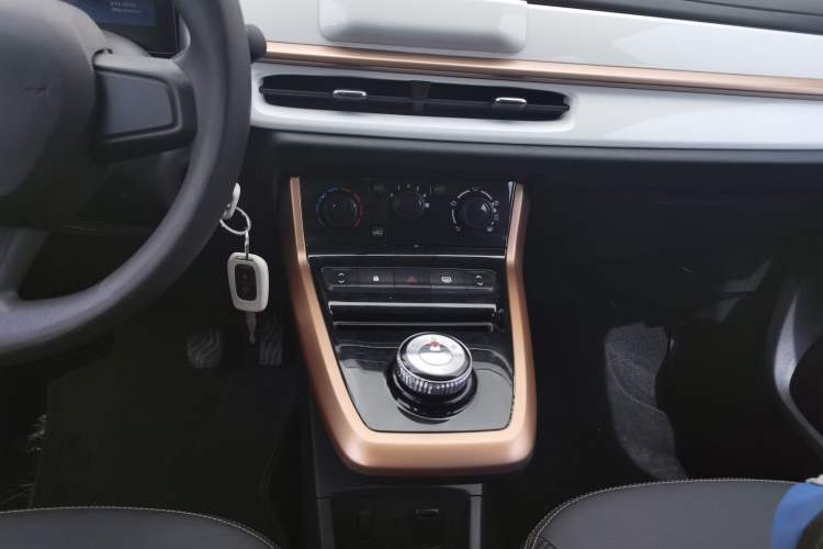 Used Dongfeng NAMMI BOX 2022 Light Wind Edition 201KM Lightning Model Audio And AC Panel