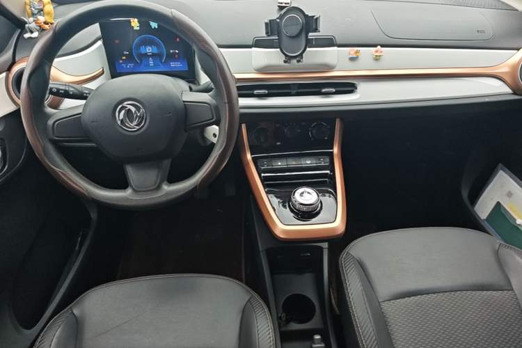 Used Dongfeng NAMMI BOX 2022 Revised Light Wind Edition 201 km Standard Version Center Console
