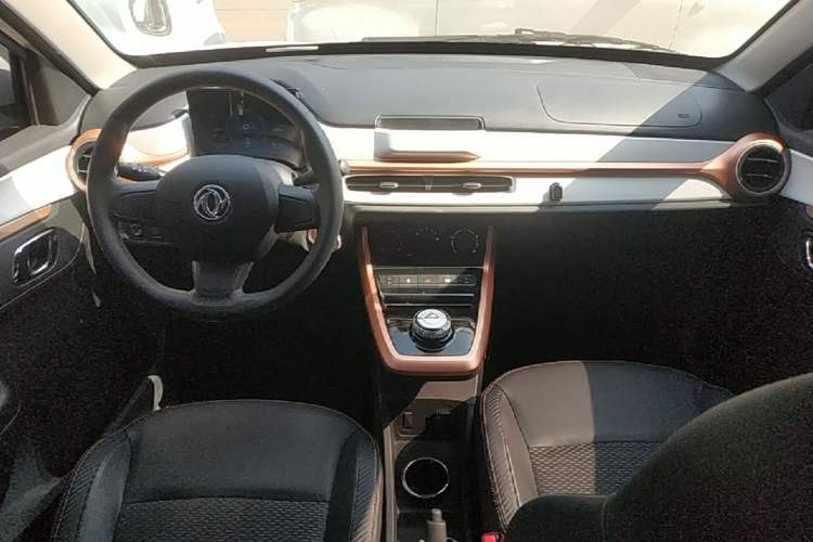 Used Dongfeng NAMMI BOX 2022 Revised Light Wind Edition 201 km Standard Version Center Console