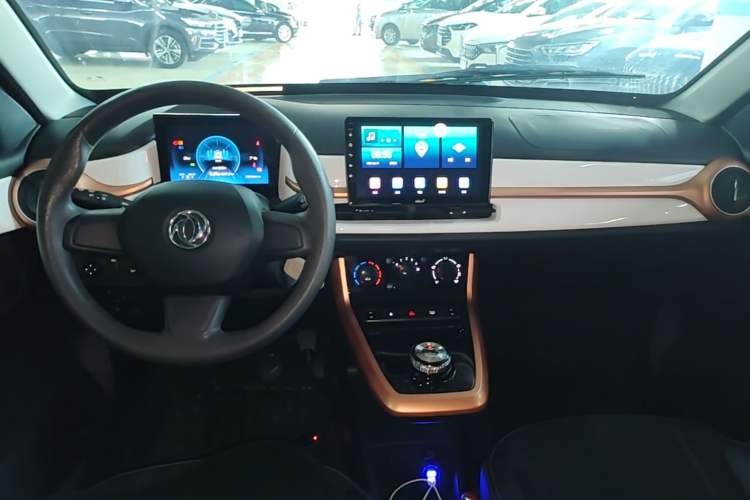 Used Dongfeng NAMMI BOX 2022 Light Wind Edition 201KM Lightning Model Center Console