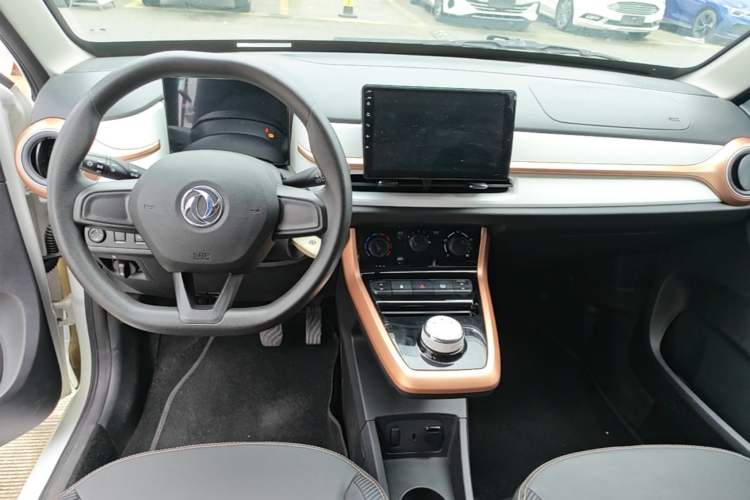 Used Dongfeng NAMMI BOX 2022 Revised Light Wind Edition 201 km Standard Version Center Console