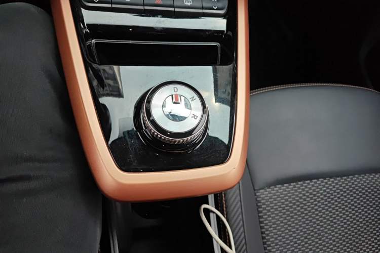 Used Dongfeng NAMMI BOX 2022 Revised Light Wind Edition 201 km Standard Version Gear Lever