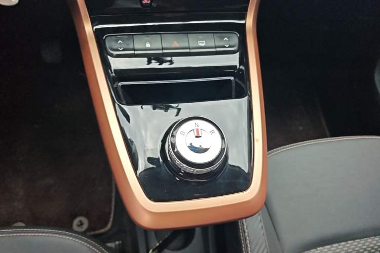 Used Dongfeng NAMMI BOX 2022 Revised Light Wind Edition 201 km Standard Version Gear Lever