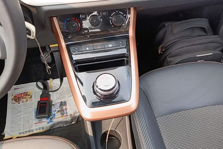 Used Dongfeng NAMMI BOX 2022 Revised Light Wind Edition 201 km Standard Version Gear Lever