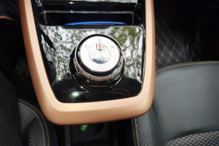 Used Dongfeng NAMMI BOX 2022 Revised Light Wind Edition 201 km Standard Version Gear Lever