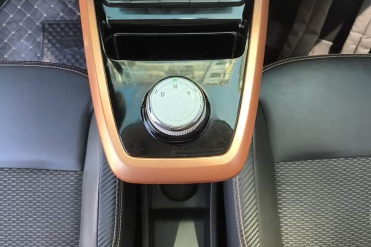 Used Dongfeng NAMMI BOX 2022 Revised Light Wind Edition 201 km Standard Version Gear Lever