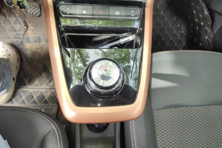 Used Dongfeng NAMMI BOX 2022 Revised Light Wind Edition 201 km Standard Version Gear Lever
