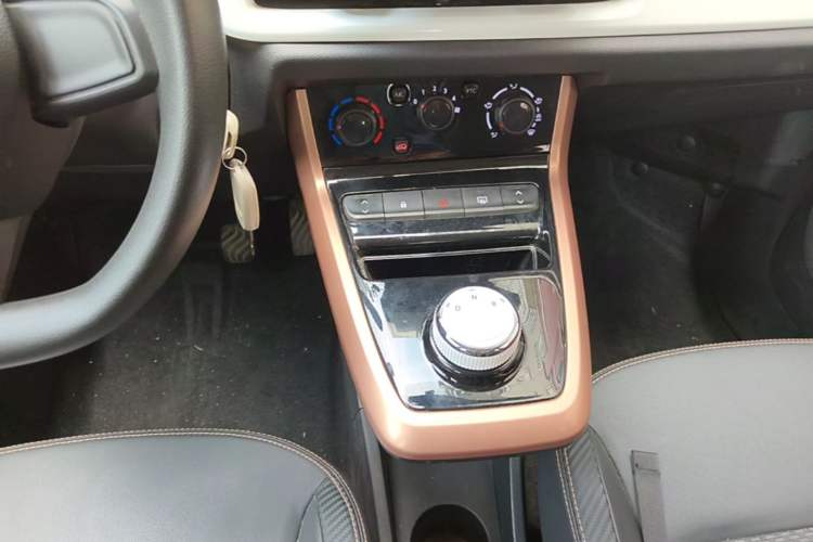 Used Dongfeng NAMMI BOX 2022 Revised Light Wind Edition 201 km Standard Version Gear Lever